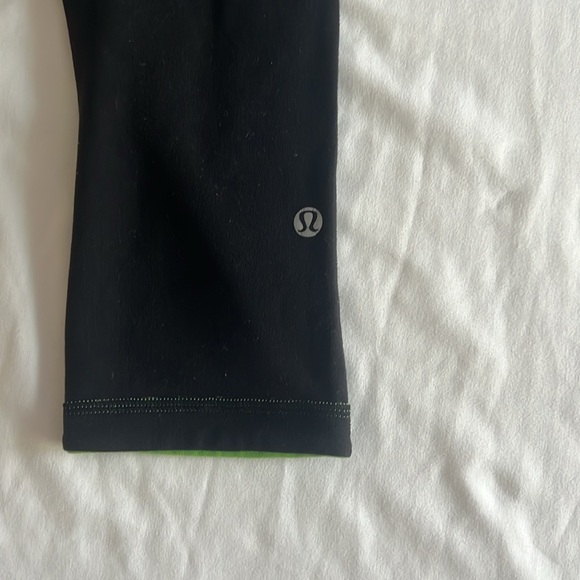 Lululemon wunder under REVERSIBLE cropped leggings, size 4 - Picture 2 of 4